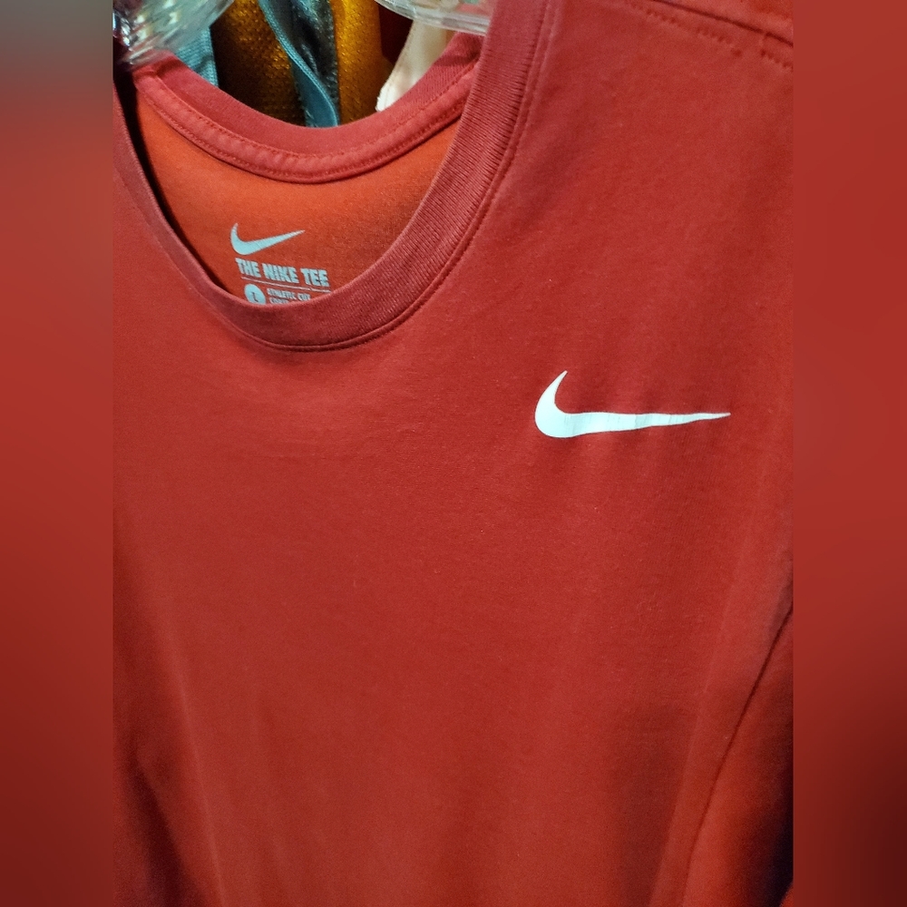 NIKE Dry-Fit Athletic Cut T-Shirt - Large - Red - Picture 3 of 6
